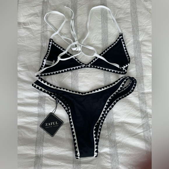 Zaful black & white triangle bikini - Picture 2 of 3